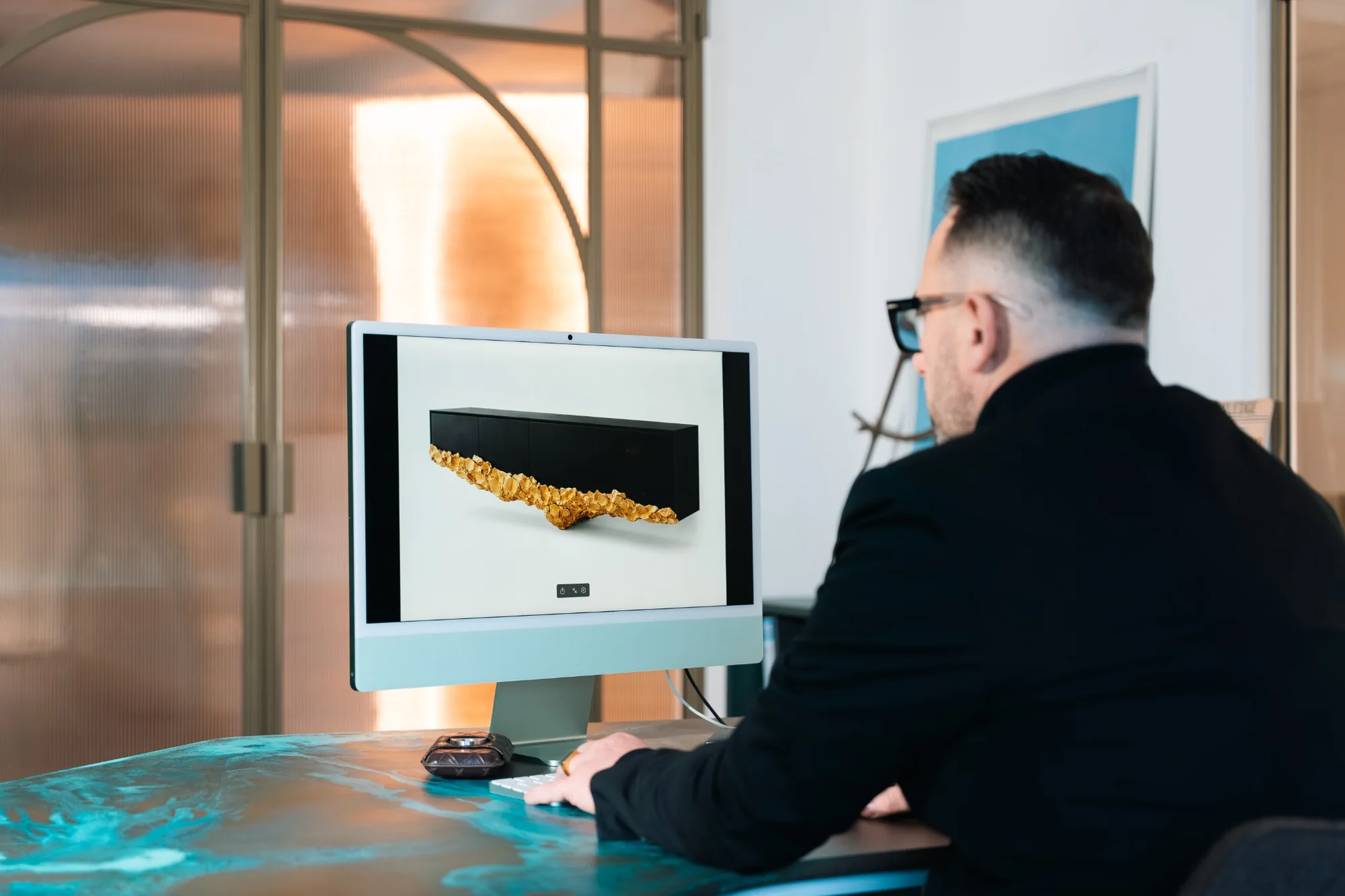 Créateur travaillant sur le dessin d’une pièce à son bureau