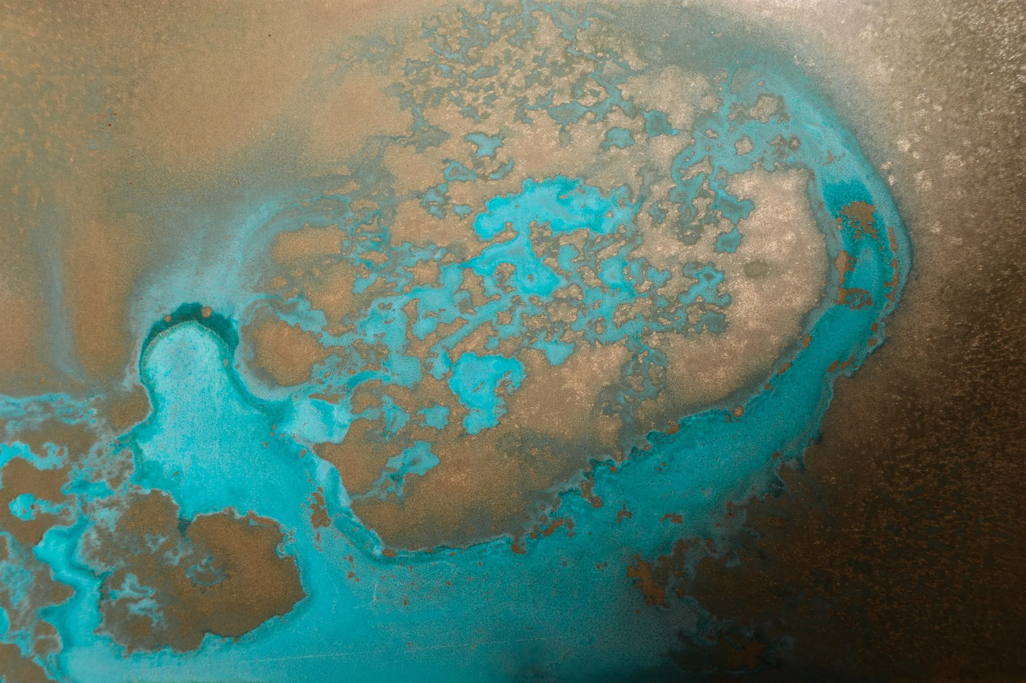 Détail d’une patine minérale aux nuances turquoise et bronze